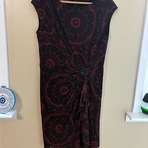 Jones New York Black and Burgundy Sleeveless Midi Dress with Waist Accent